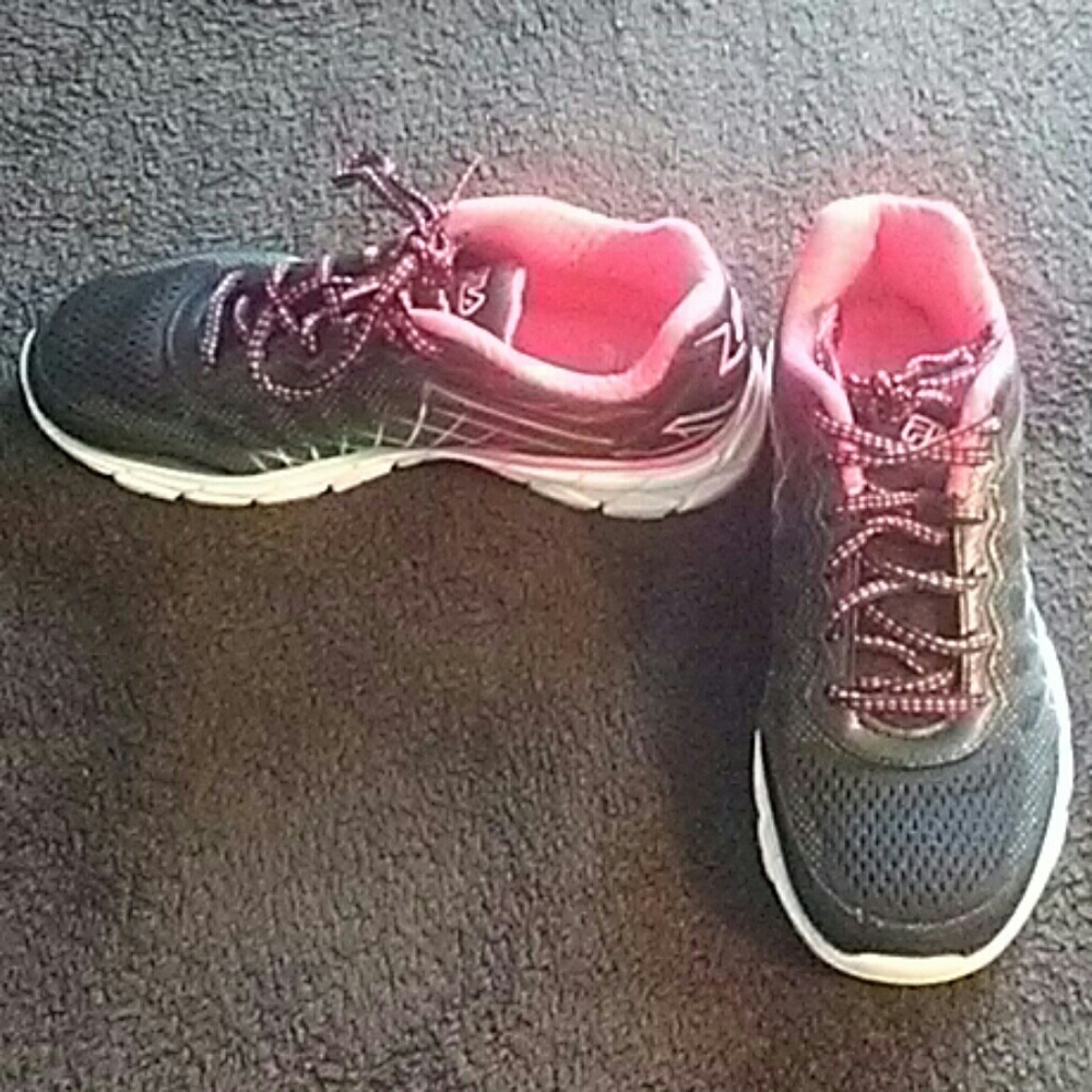 Womens Size 8.5 Fila Sneakers